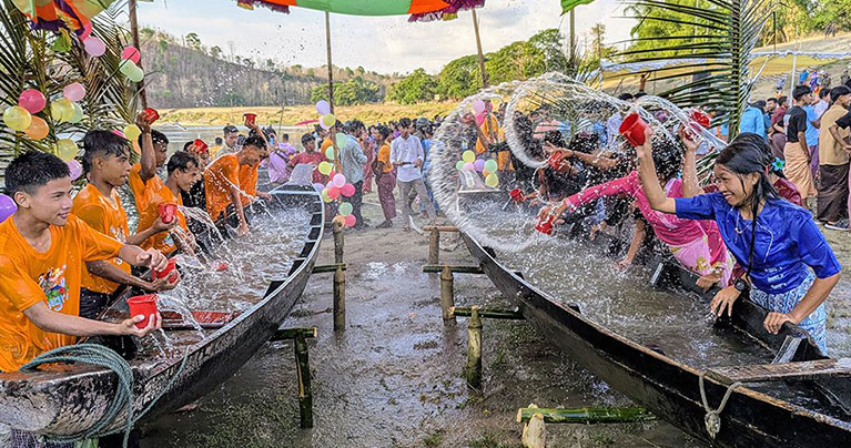 জলকেলিতে মেতেছেন মারমা তরুণ-তরুণীরা