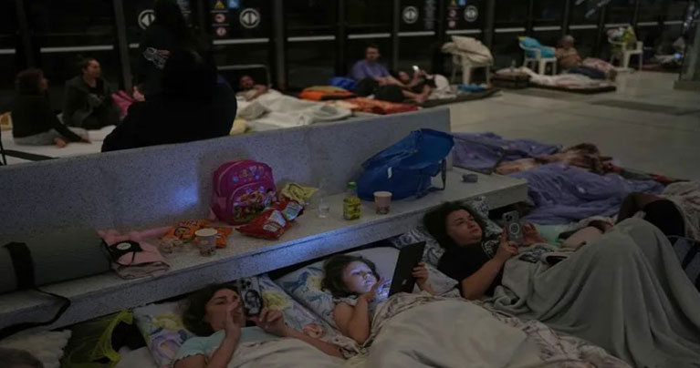 ইরানের হামলার ভয়ে কাঁথা-বালিশ নিয়ে আশ্রয়কেন্দ্রে লুকিয়েছেন ইসরাইলিরা, দেখুন ছবিতে