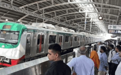 মেট্রোরেল স্টেশনে বিড়ম্বনা কেন?